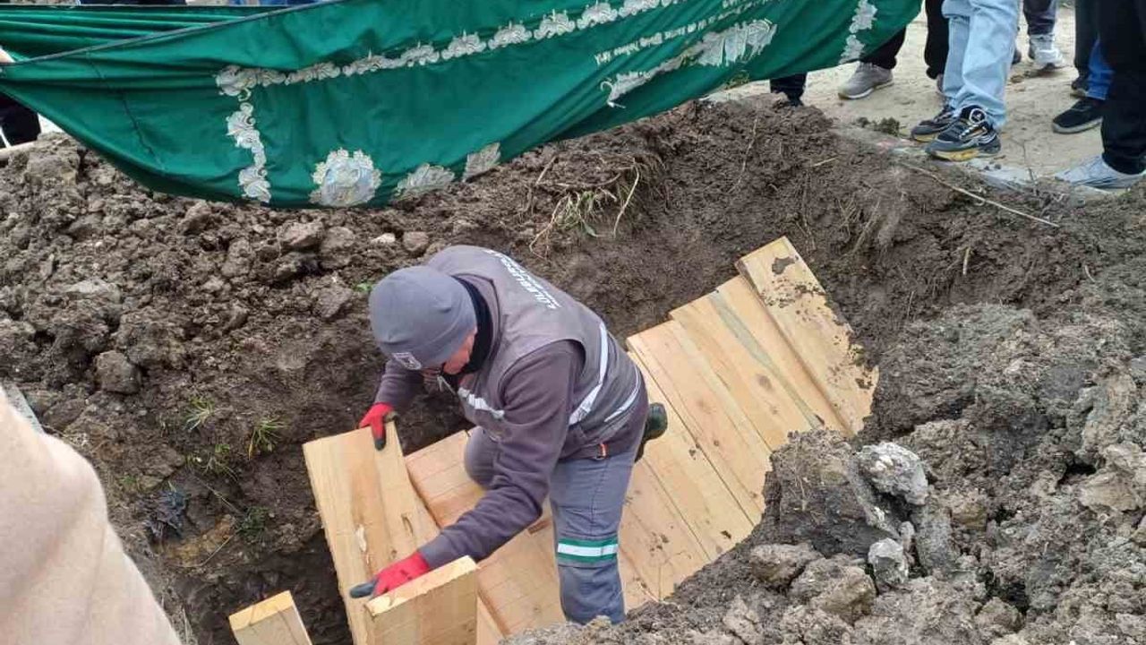 Lüleburgaz'da Vahşice Öldürülen Kadın Toprağa Verildi