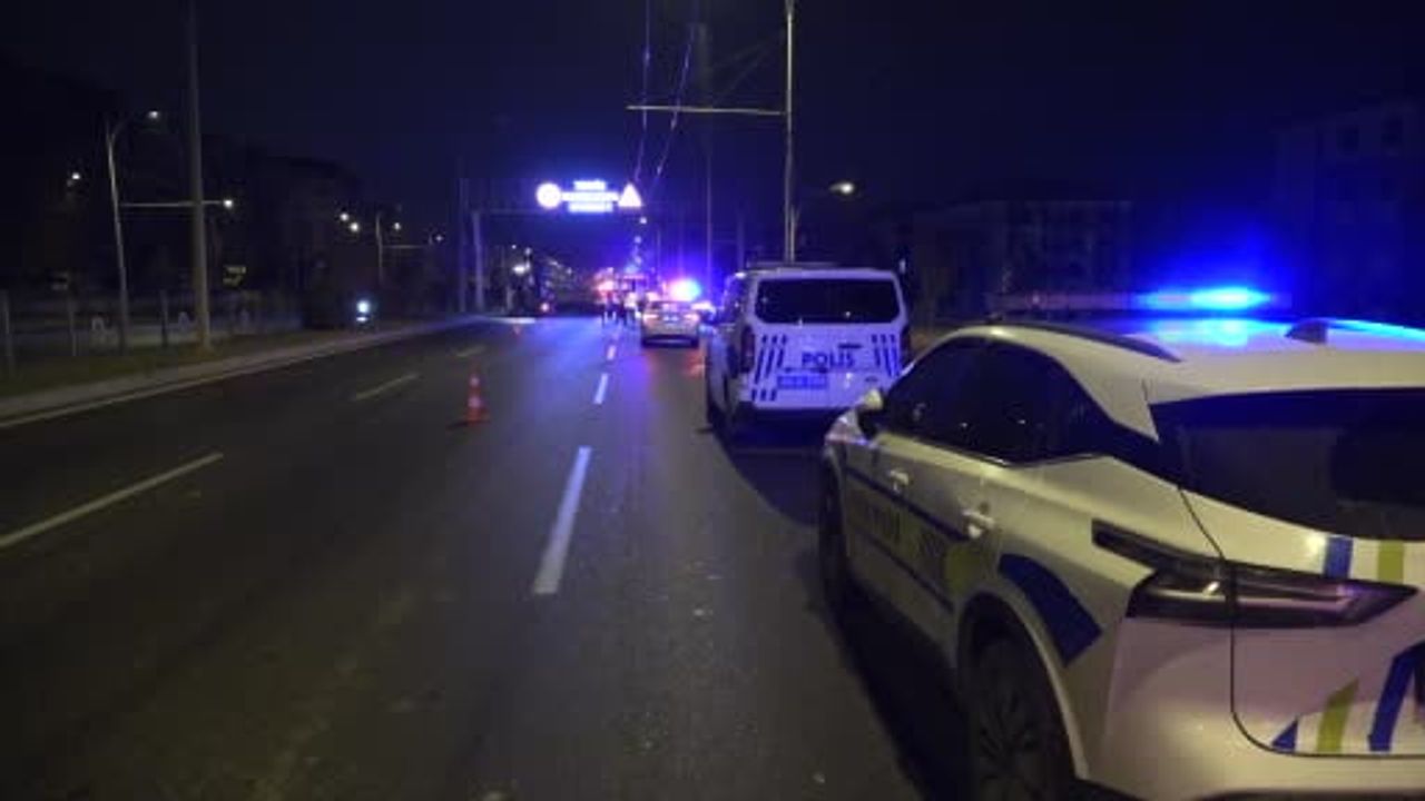 Malatya'da Feci Kaza: Trambüs Direğine Çarpan Araçta 1 Ölü, 1 Ağır Yaralı