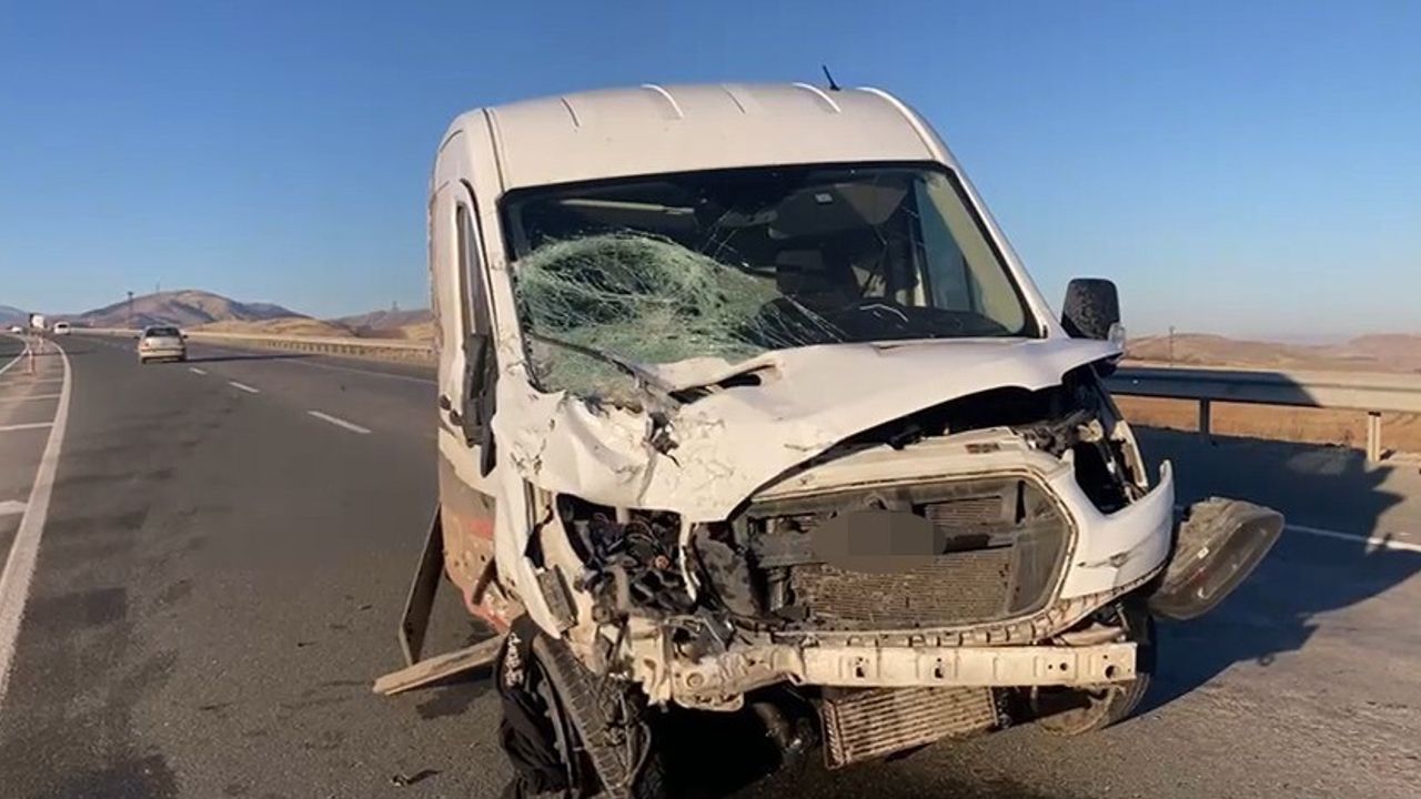 Malatya'da Minibüs ile Otomobil Çarpıştı: 1'i Ağır 3 Yaralı