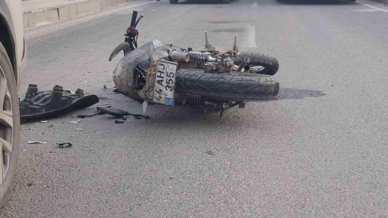 Malatya'da Motosiklet ve Otomobil Çarpıştı: Sürücü Yaralı