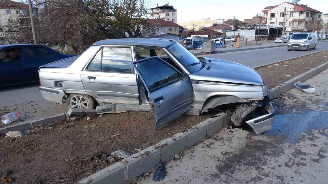 Malatya'da Temizlik Aracı ile Çarpışan Otomobil Refüje Çıktı