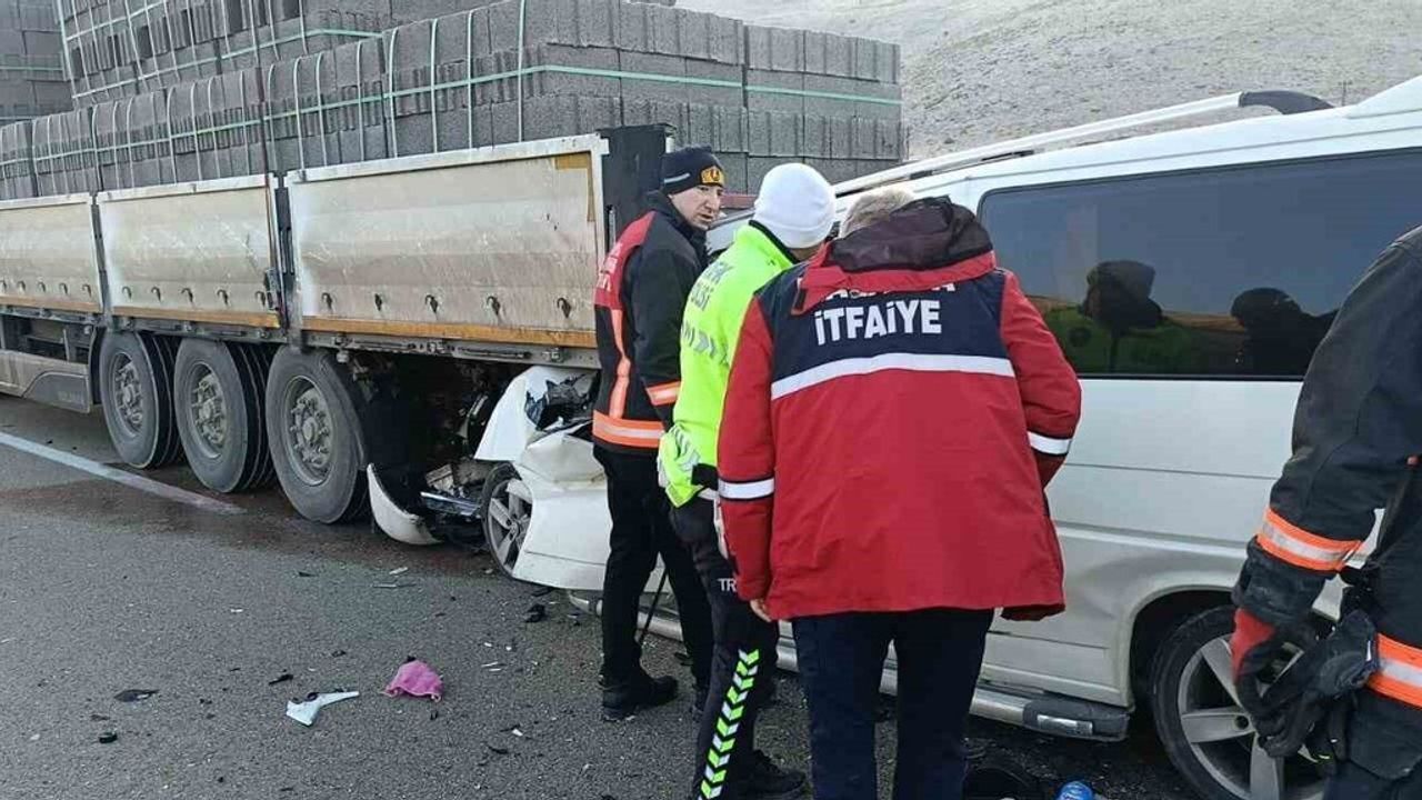 Malatya'da Tır ile Minibüs Çarpışması: 3 Kişi Hayatını Kaybetti