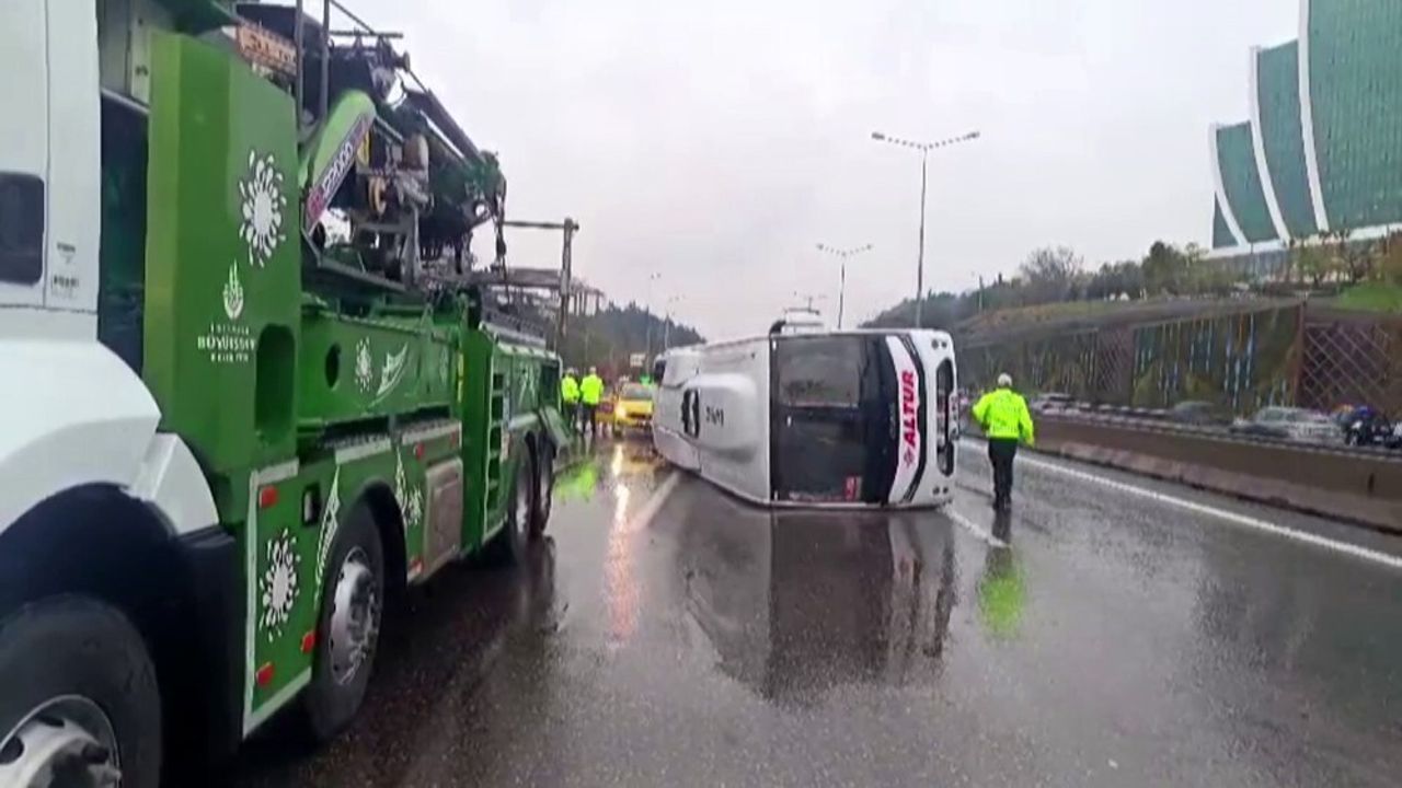 Maltepe'de Servis Minibüsü Devrildi, 5 Yaralı