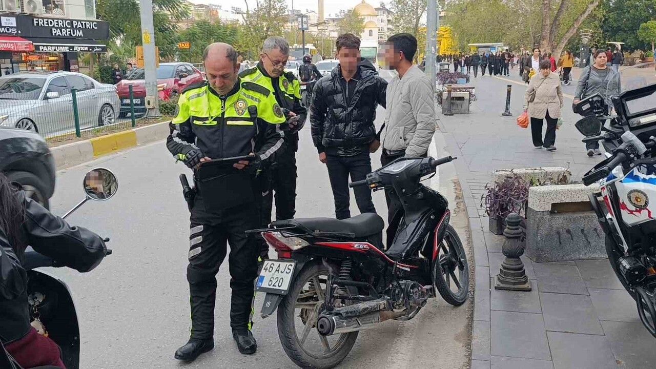 Manavgat’ta Motosiklet Denetimlerinde Kask ve Eldiven Kullanım Oranı Yüzde 90
