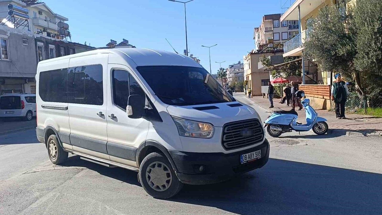 Manavgat'ta Motosiklet ile Minibüs Çarpıştı: Bir Yaralı
