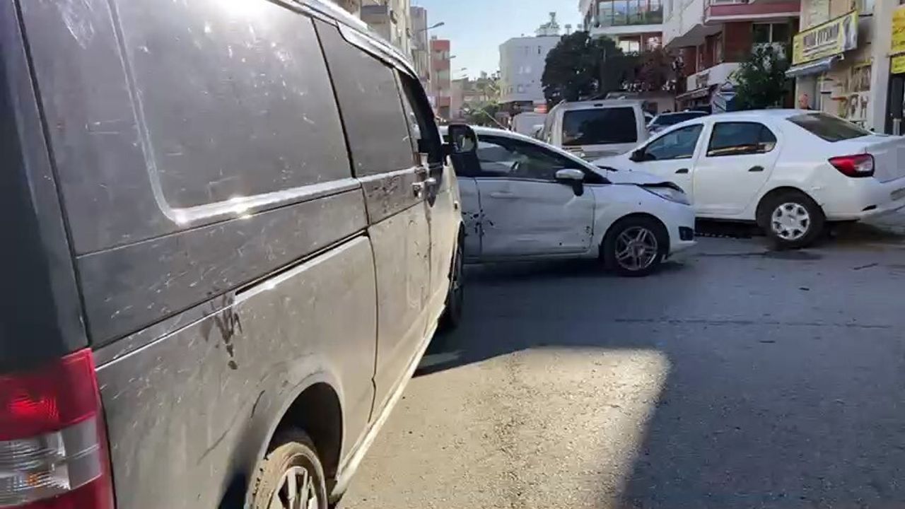 Manavgat’ta Otomobil ve Hafif Ticari Araç Çarpıştı