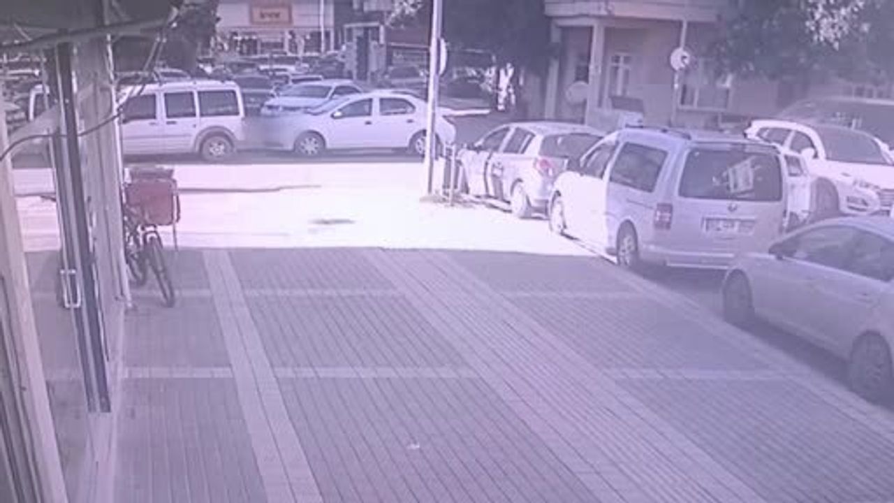 Manavgat'ta Otomobil ve Hafif Ticari Araç Çarpıştı