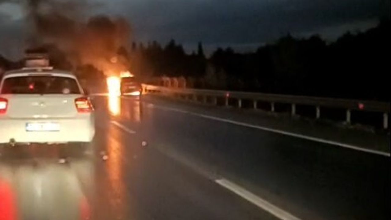 Manavgat'ta Seyir Halindeki Araç Alev Alev Yandı