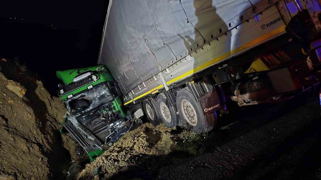 Manavgat'ta Tır Devrildi: Sürücü Ağır Yaralandı