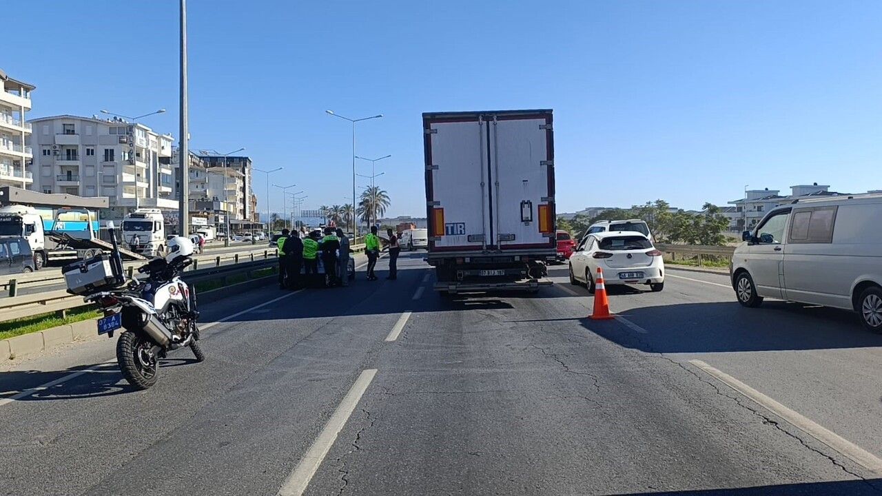 Manavgat’ta Tır Kazasında Karayolları İşçisi Hayatını Kaybetti