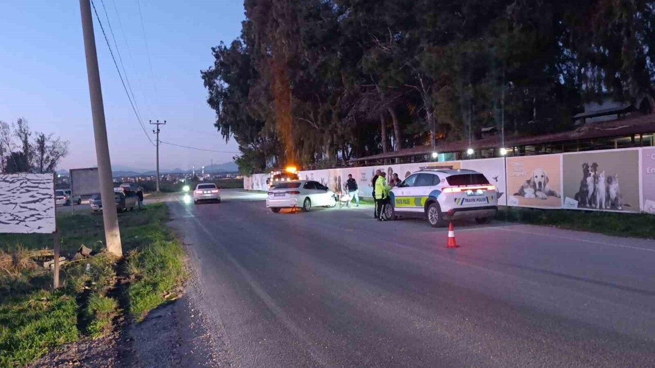 Manavgat'ta Trafik Kazası: Aydınlatma Direğine Çarpan Otomobilde 1 Yaralı