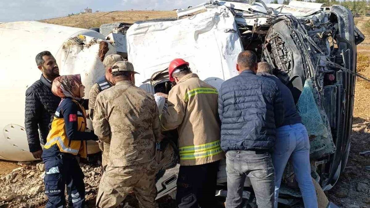 Mardin'de Beton Mikseri Devrildi: Sürücü Yaralandı