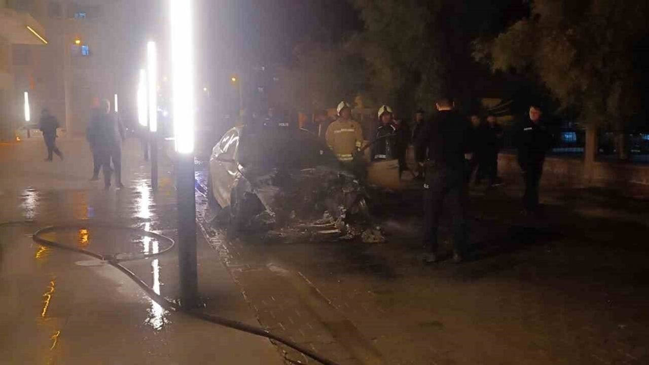 Mardin'de Park Halindeki Lüks Otomobil Alev Aldı