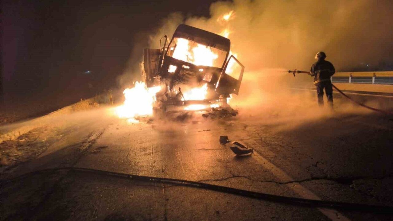 Mardin'de Tır Çarpışması: Yangın Kontrol Altına Alındı