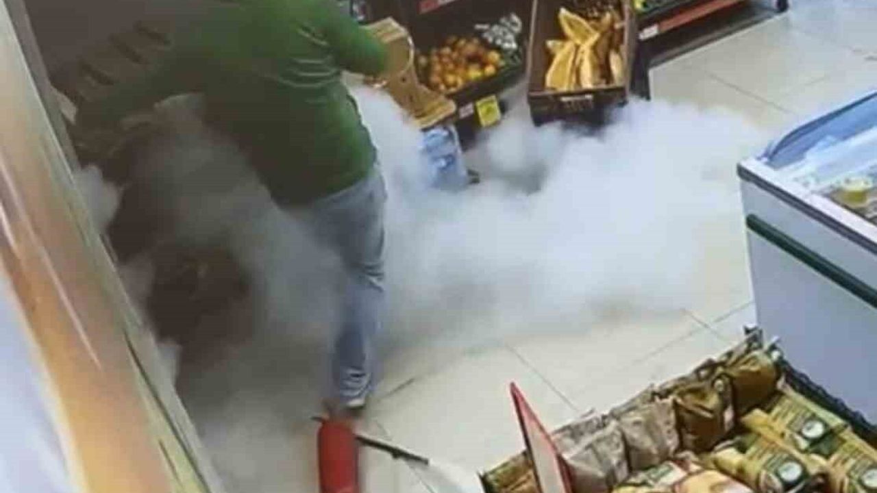 Market Çalışanı Yangın Tüpü ile Panik Anını Yaşadı