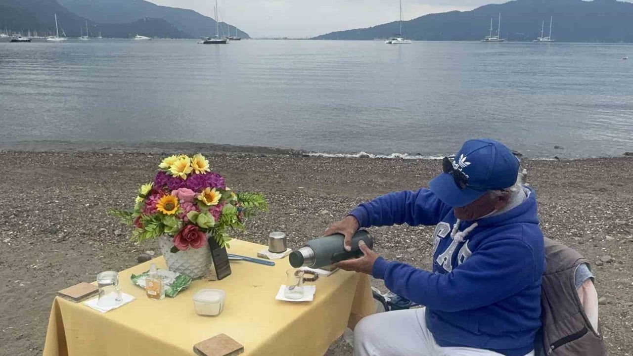 Marmaris'in Çiçekli Masası: Huzur ve Dostluğun Simgesi