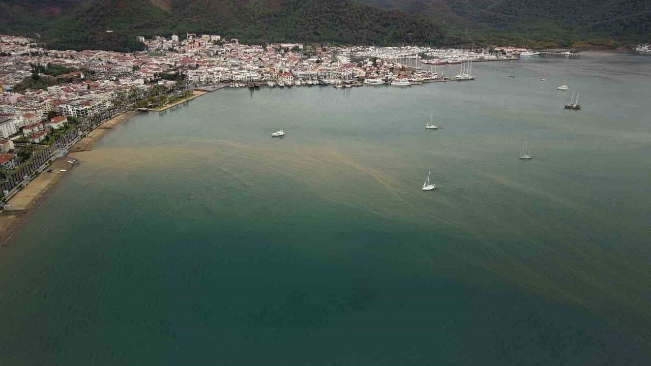 Marmaris'te Yağmur Sonrası Deniz Çamura Büründü