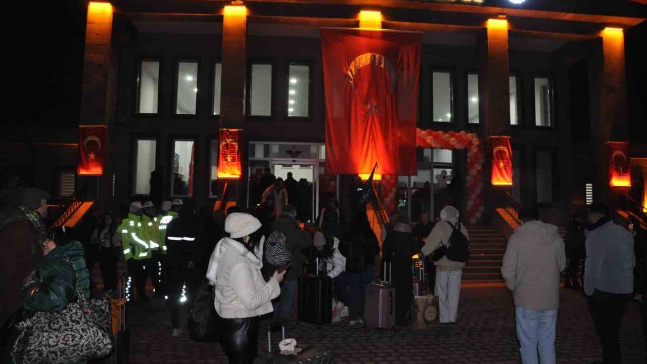 Masalsı Yolculuğun Son Durağı: Turistik Doğu Ekspresi Kars’ta Coşkuyla Karşılandı