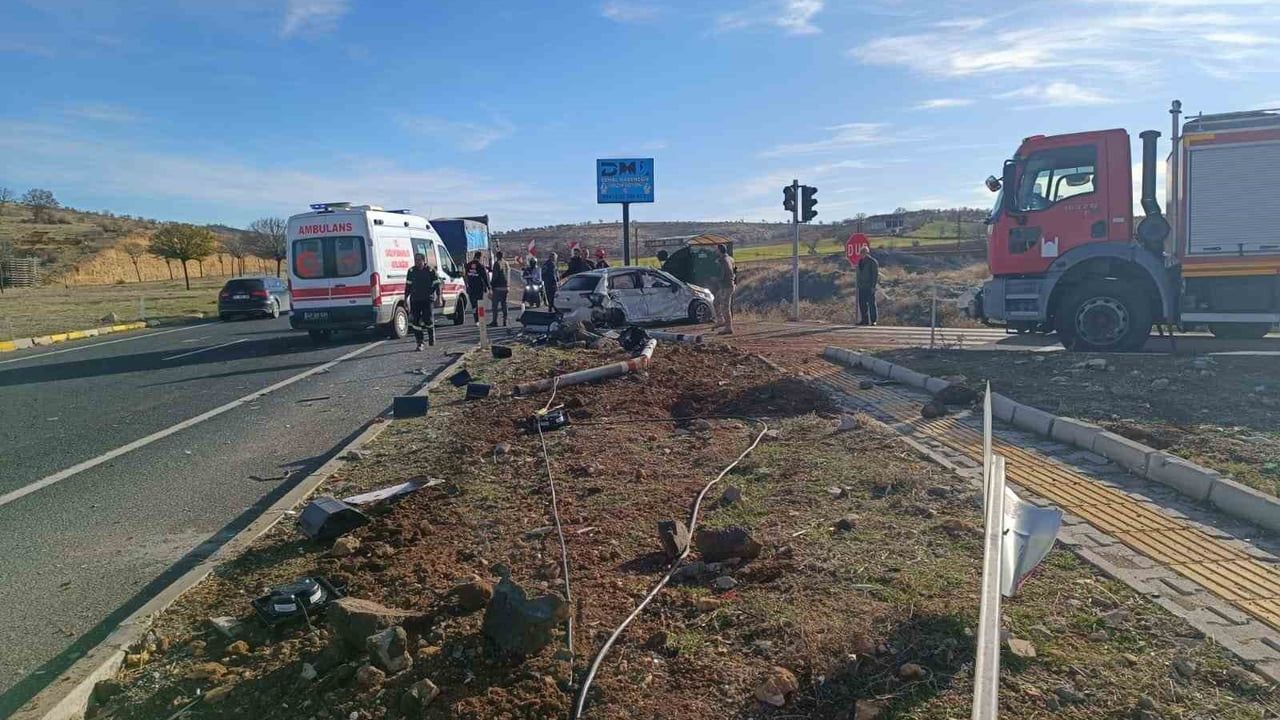 Mazıdağı'nda Feci Kaza: Genel Cerrahi Uzmanı Ağır Yaralandı