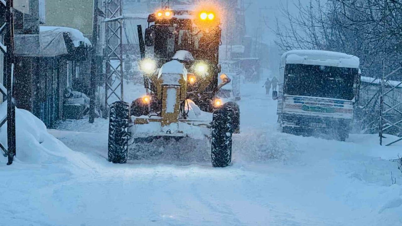 Mehmetçik Karla Mücadelede Vatandaşların Yanında