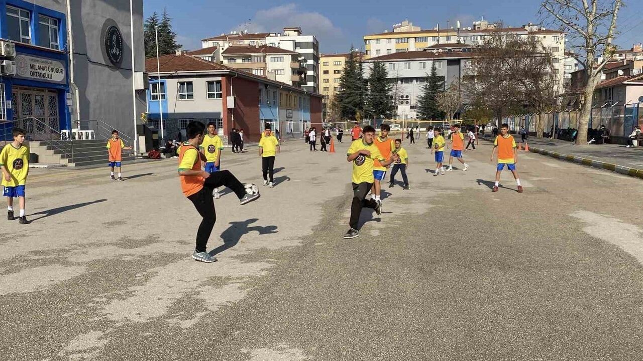 Melahat Ünügür Ortaokulu: 10 Yıldır Futbolun Şampiyonu