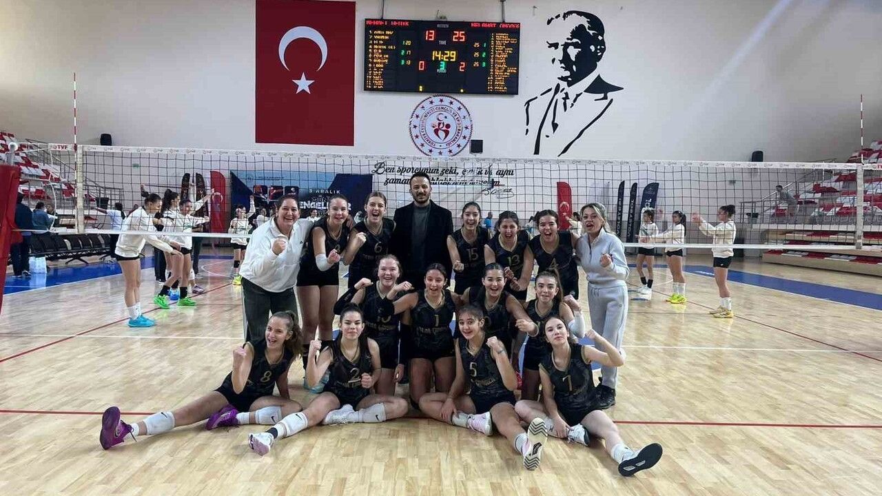 Melahat Ünügür Ortaokulu Voleybol Yıldız Kızlar Finalde