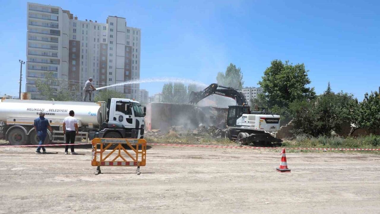 Melikgazi Belediyesi Metruk Yapıları Yıkmaya Devam Ediyor