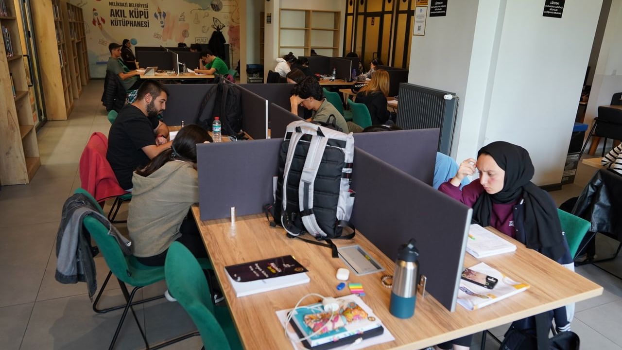 Melikgazi Belediyesi'nin Akıl Küpü Kütüphaneleri ile Gençlere Destek