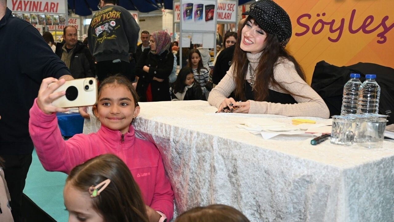 Melis Fis, 8. Isparta Kitap Fuarı’nda Hayranlarıyla Buluştu