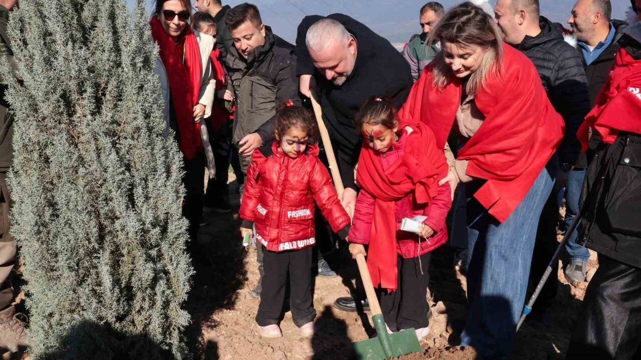 Menemen Belediyesi'nden Yeni Doğan Bebeğe Fidan Desteği