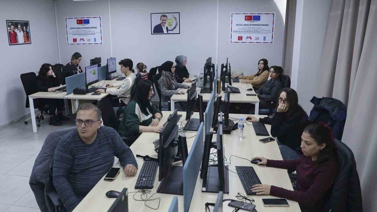 MERCEK'te Dijital Tasarım ve Canva Kursuna Yoğun İlgi