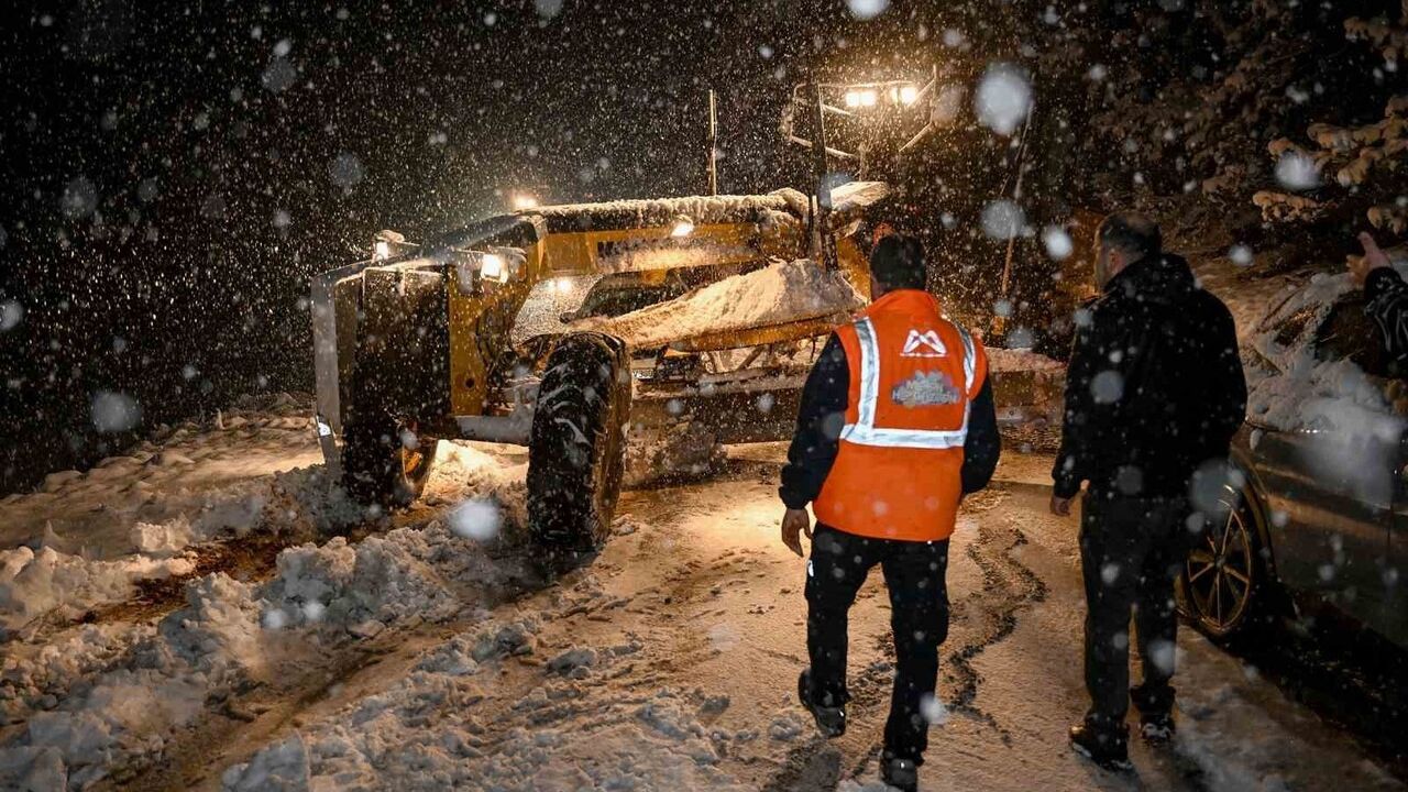 Mersin Büyükşehir Belediyesi Kar Yağışına Karşı Teyakkuzda