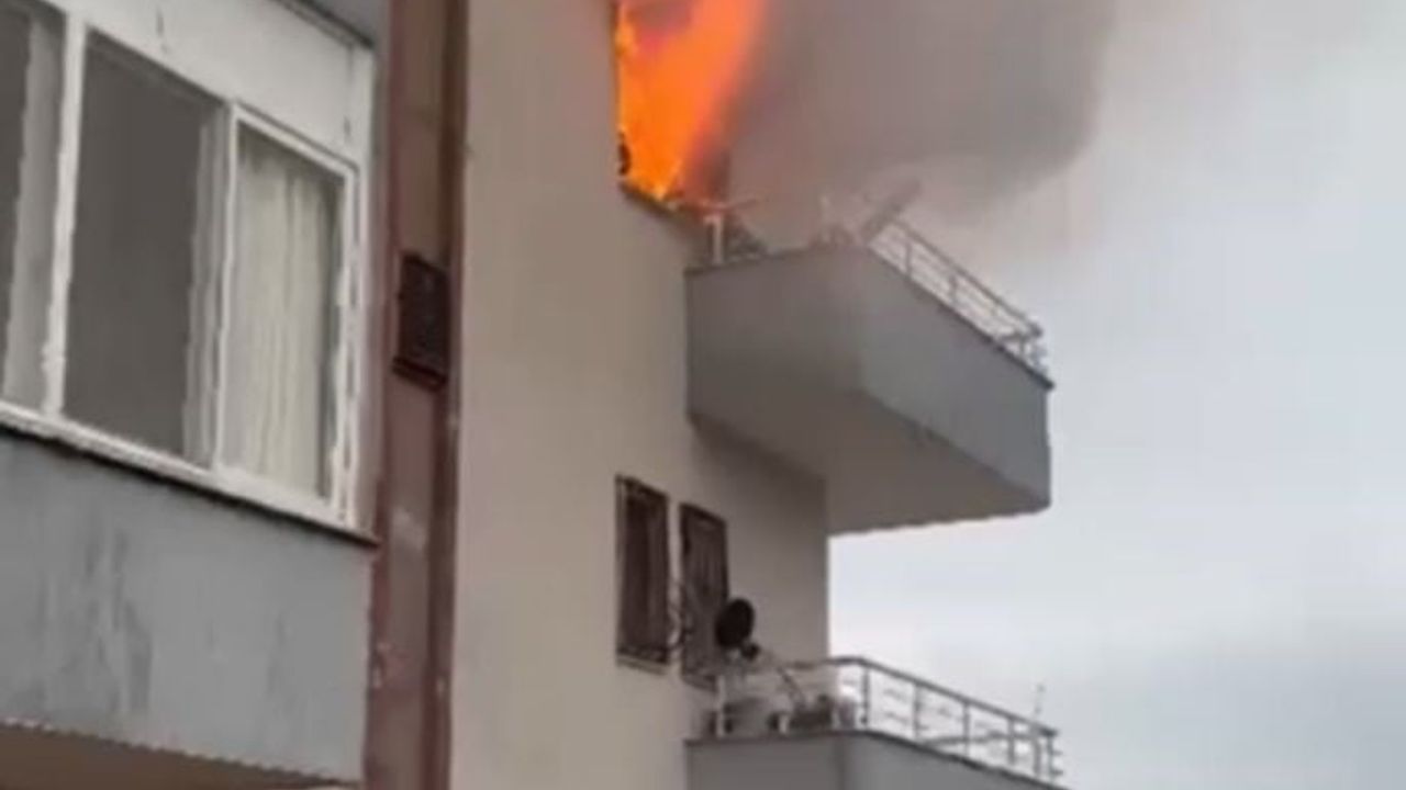 Mersin'de 3 Katlı Evde Yangın