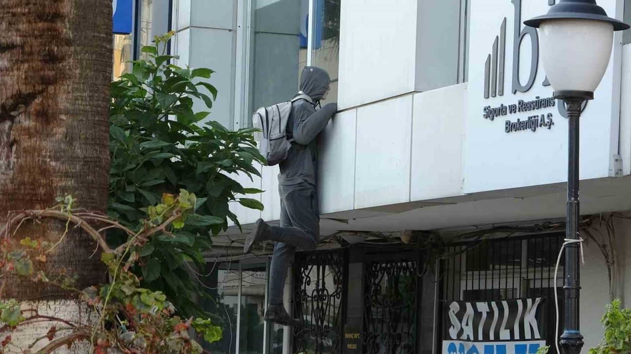 Mersin'de Cansız Manken Hırsız Korkusuna Sebep Oldu