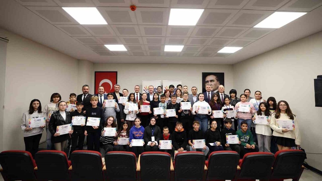 Mersin'de Çocuk Meclisi Sertifikalarını Aldı