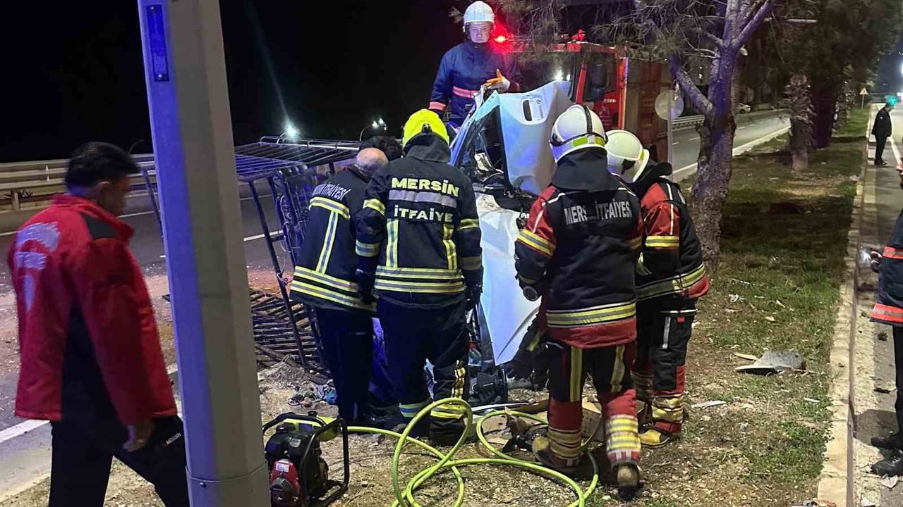 Mersin'de Devrilen Kamyonette Sıkışan Sürücü Kurtarıldı