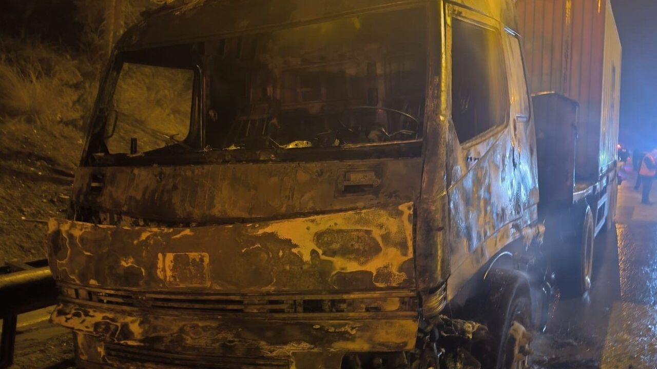 Mersin'de Güneş Paneli Yüklü Tır Yanarak Kullanılamaz Hale Geldi