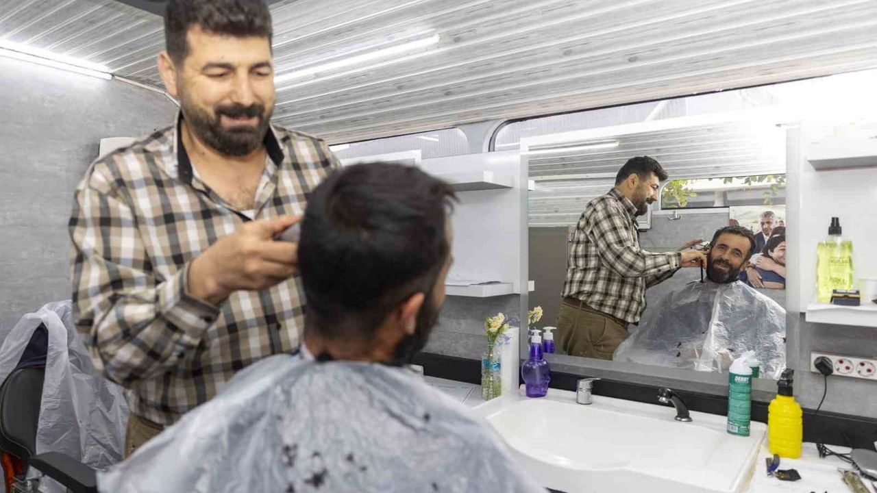 Mersin'de Mobil Kuaför Hizmetiyle Vatandaşlar Rahatlıyor