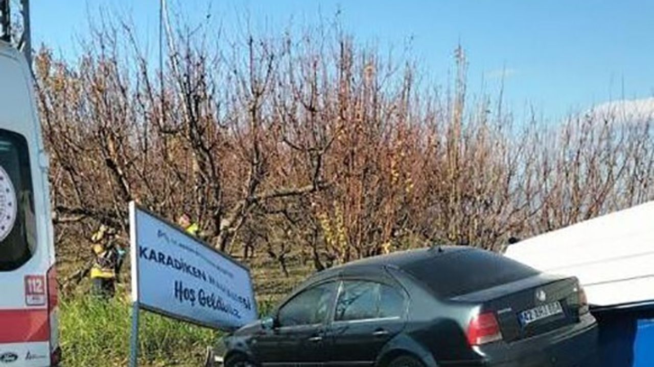 Mersin'de Otomobil Durağa Çarptı: 2 Yaralı