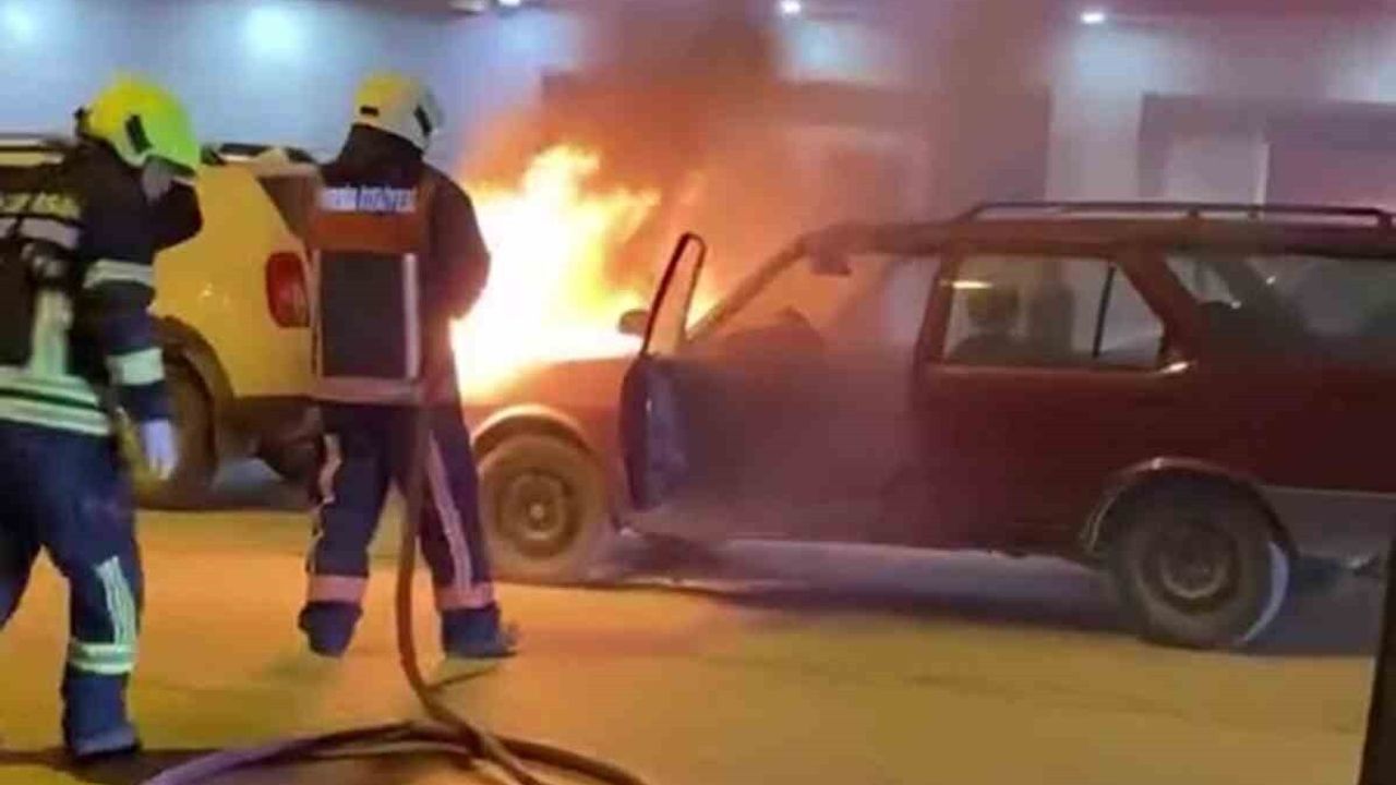 Mersin’de Park Halindeki Otomobil Yangını