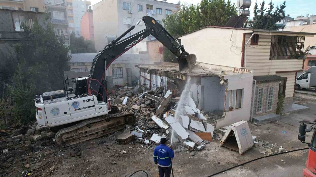 Mersin'de Riskli Bina Kontrollü Olarak Yıkıldı