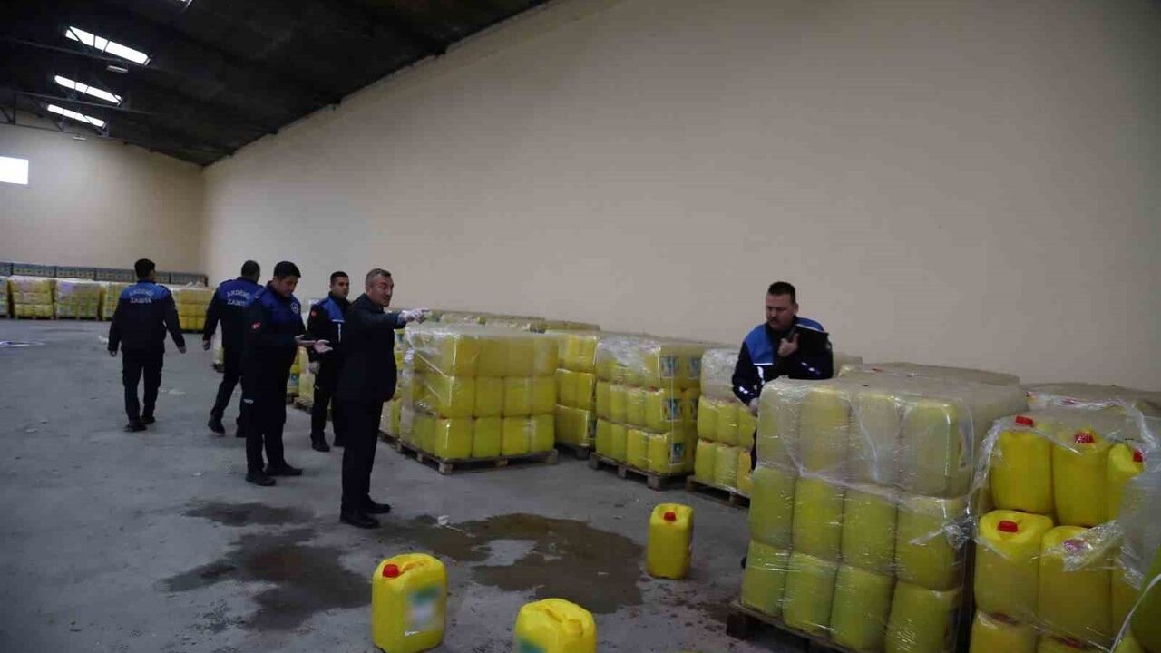 Mersin'de Sahte Ayçiçeği Yağı Operasyonu