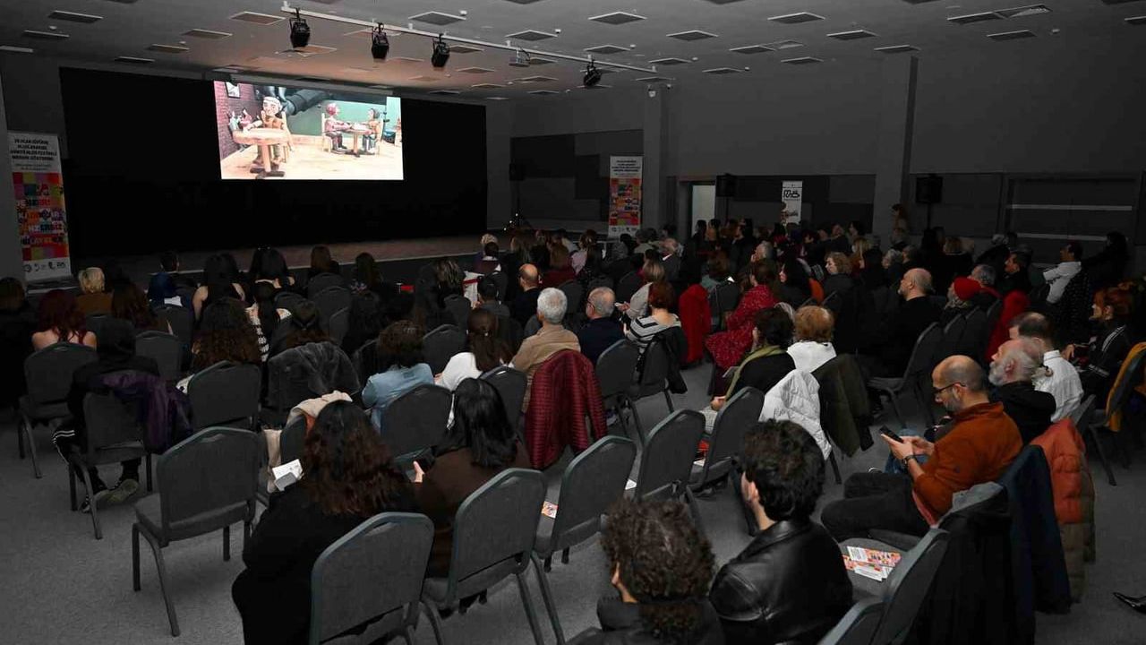 Mersin'de Uçan Süpürge Kadın Filmleri Festivali Başladı