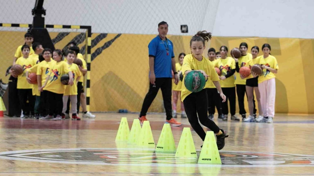 Mersin'de Ücretsiz Basketbol Kurslarıyla Gelecek İnşa Ediliyor