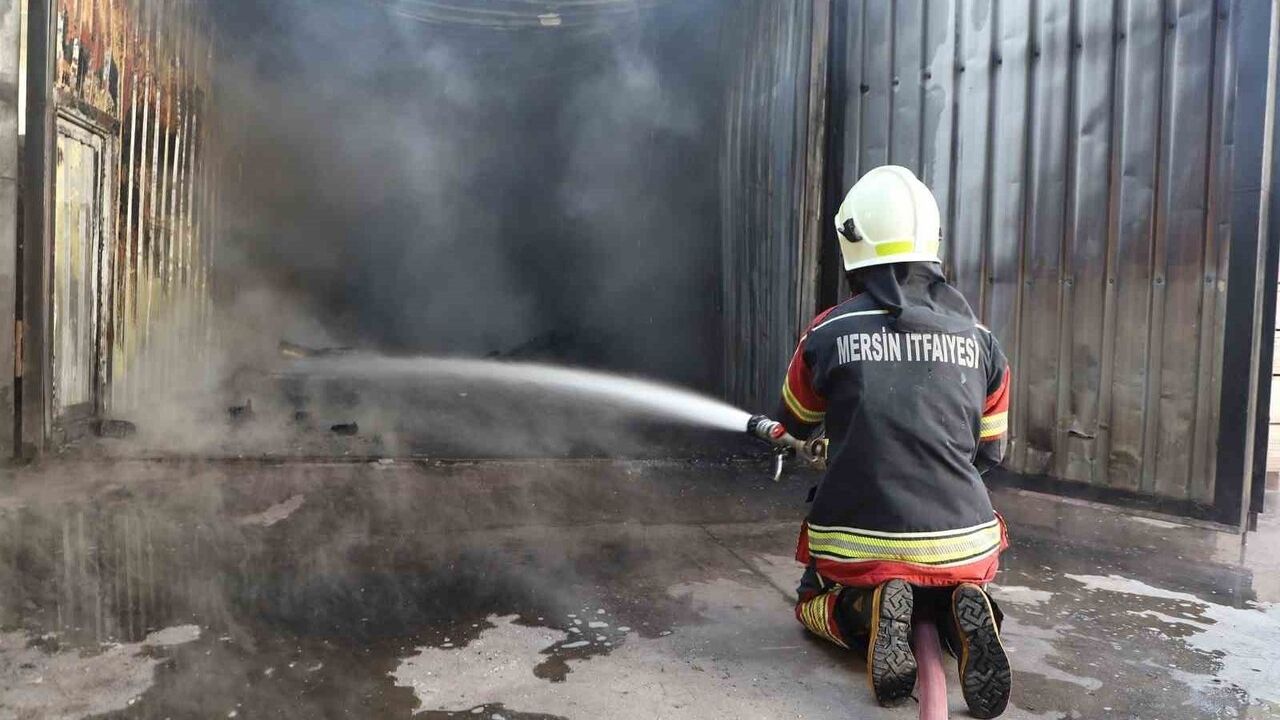 Mersin'deki Palet İmalathanesinde Yangın Kontrol Altına Alındı