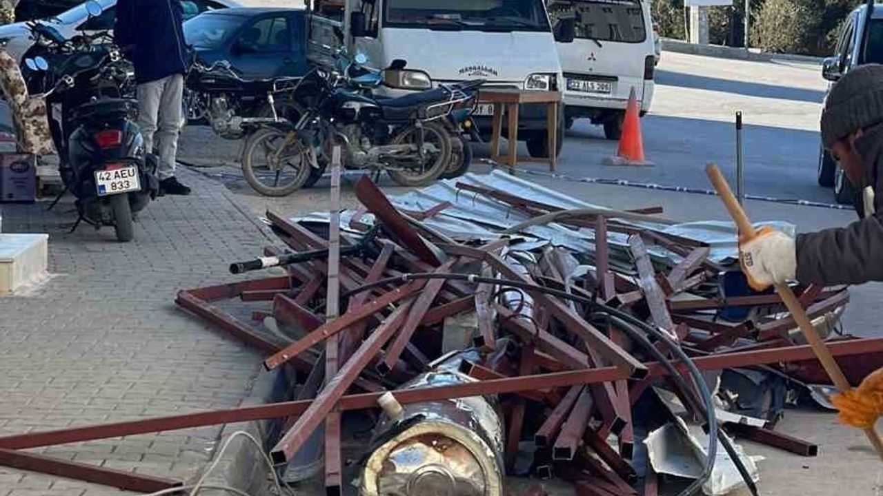 Mersin Mut'ta Şiddetli Fırtına Çatıyı Uçurdu