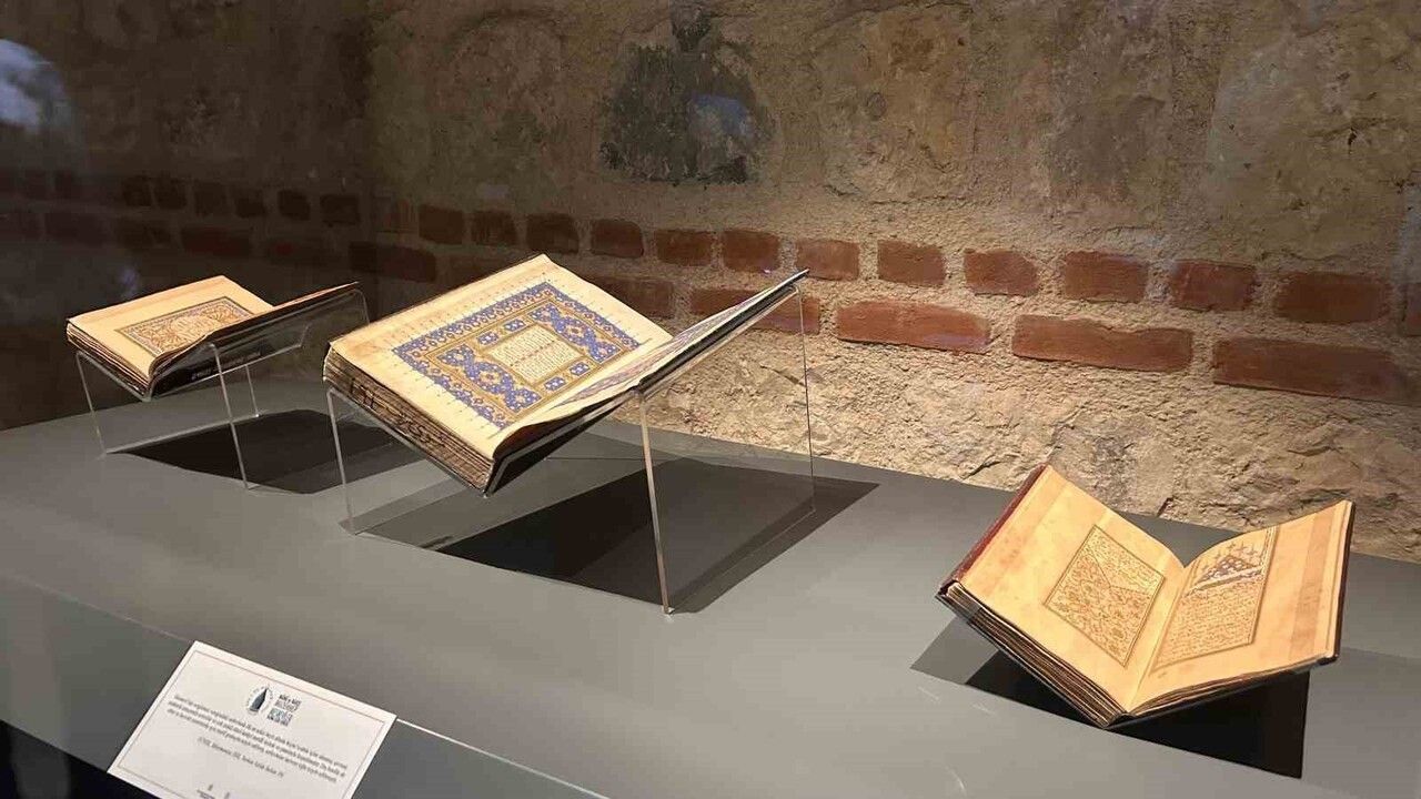 Mevlana’nın 700 Yıllık Mesnevi Mirası Sergilendi