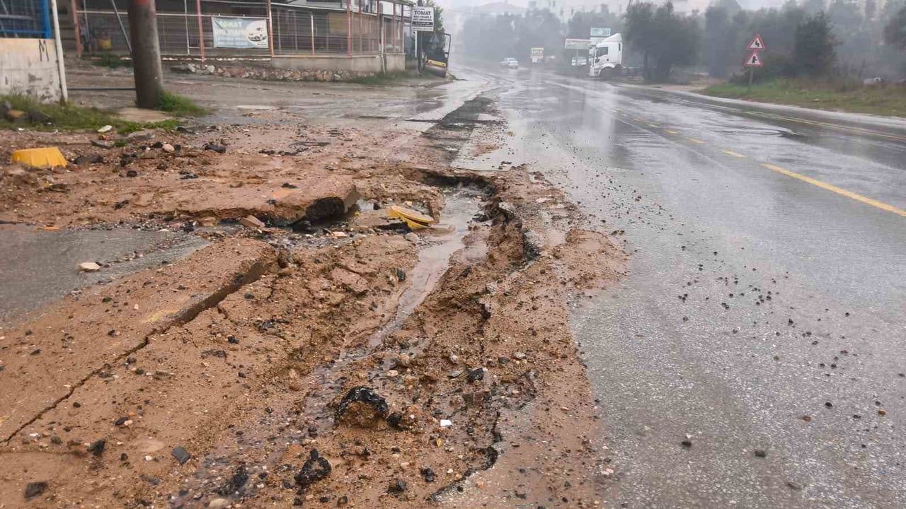 Milas'ta Bozuk Yollar Trafik Sorununu Artırıyor