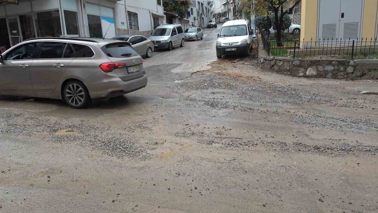 Milas’ta Yağışlar Sonrası Yollar Çamura Bulandı