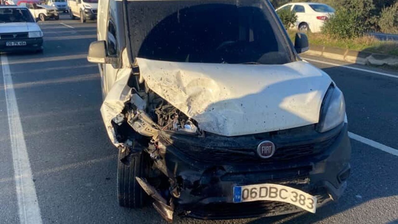 Milas'ta Zincirleme Trafik Kazası: Tofaş Araç Teneke Gibi Ezildi